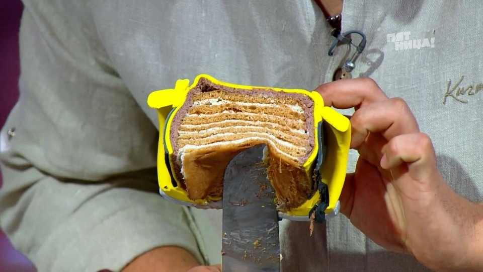 Псковский кондитер удивила Рената Агзамова фарфоровой статуэткой из мастики