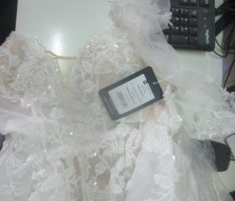 Почти 40 свадебных платьев пытались незаконно вывезти через госграницу в Псковской области