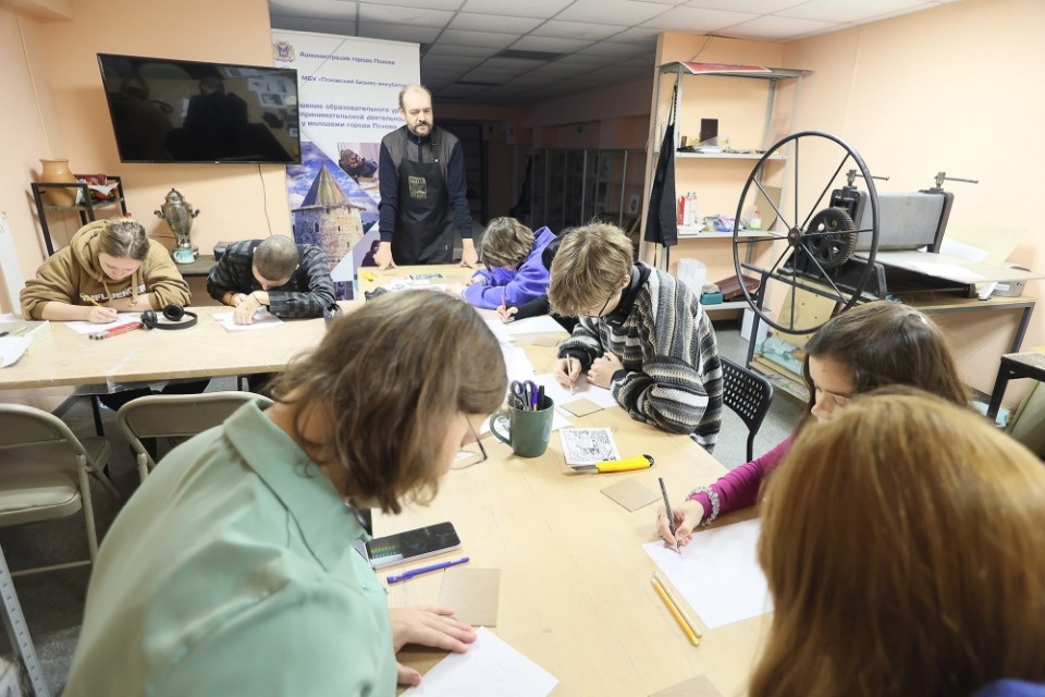 Художники-графики провели мастер-класс в рамках проекта «Школа художников» в Пскове