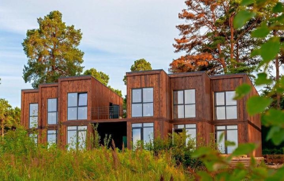 В Псковском районе на берегу реки появился парк-отель