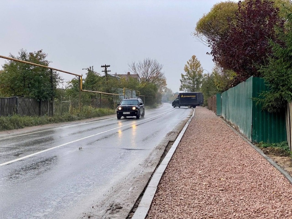 На улице Шоссейной в Пскове строят новые тротуары