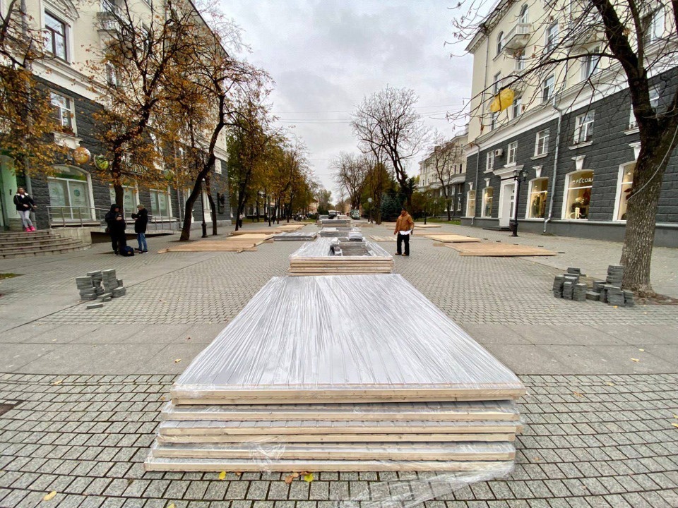 Установка новых ярмарочных домиков начинается на улице Пушкина в Пскове Установка новых ярмарочных домиков начинается на улице Пушкина в Пскове