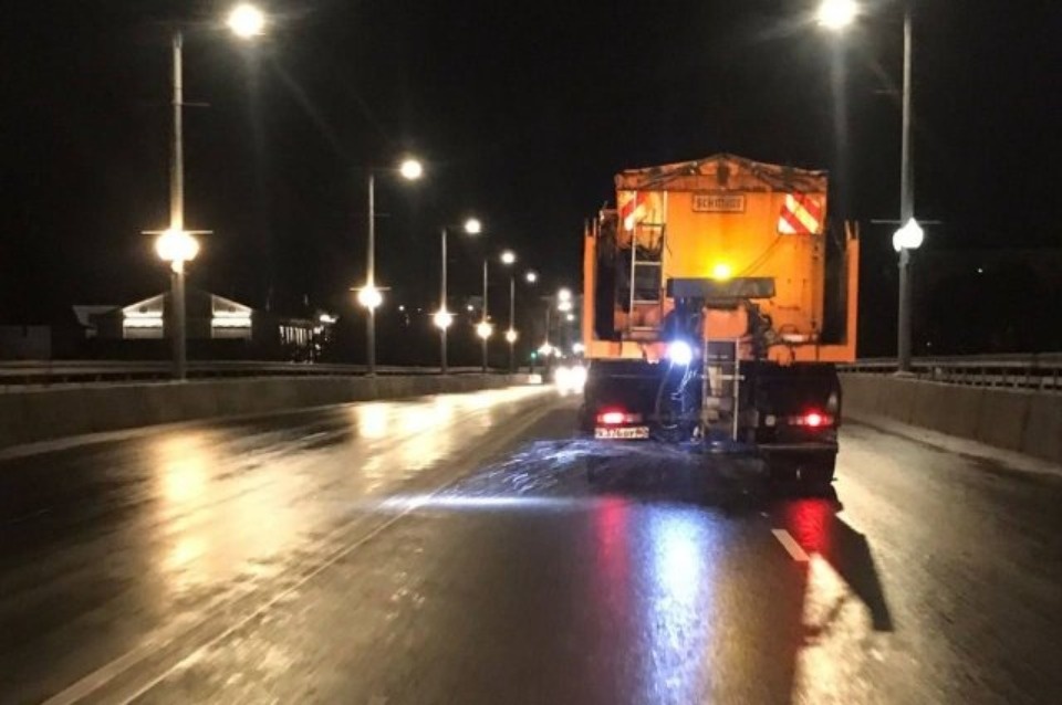 Дороги в Пскове начали обрабатывать против гололёда