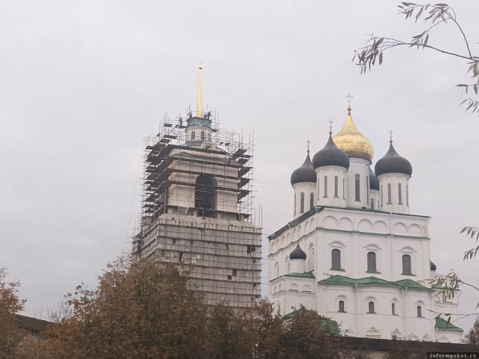В Пскове частично снимут леса с колокольни Троицкого собора