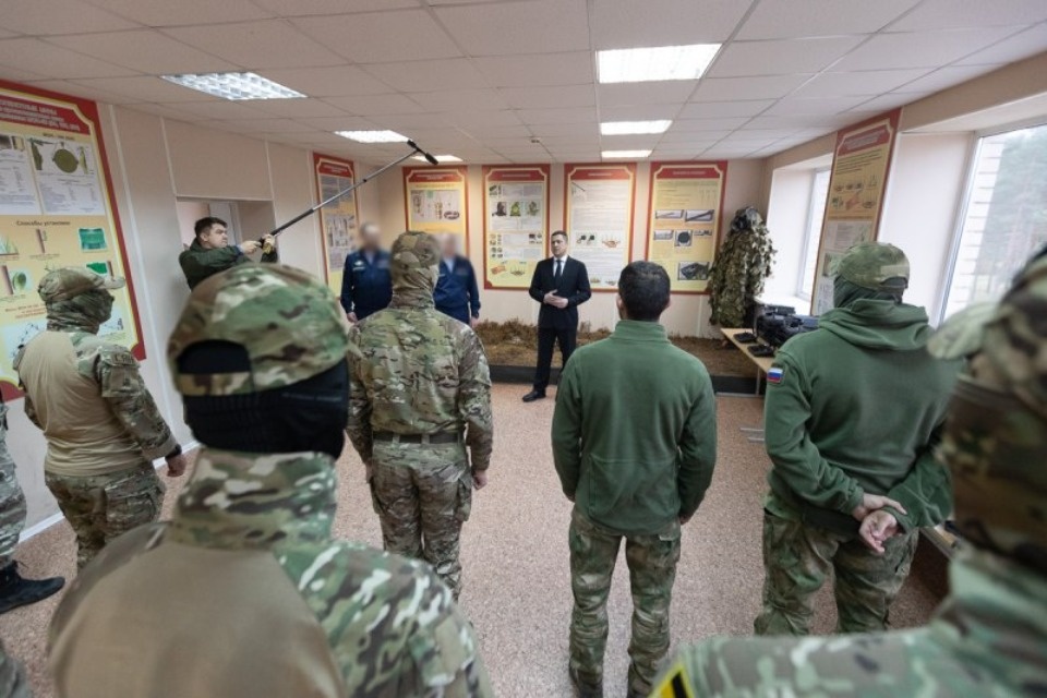 Михаил Ведерников передал псковским бойцам дроны для использования в зоне СВО