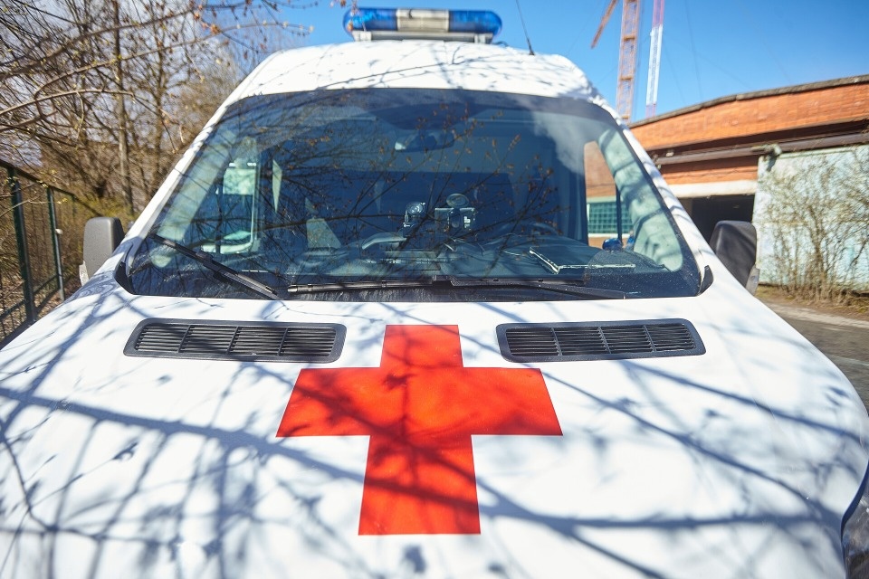 Слесарь остался без фаланги пальца после проверки дворовой канализации в Пскове