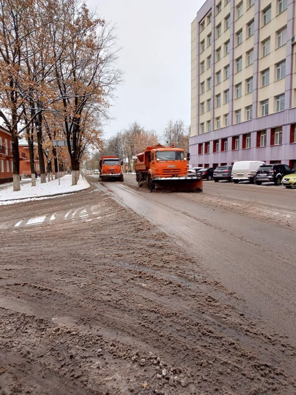 11 единиц техники задействованы в уборке снега в Великих Луках