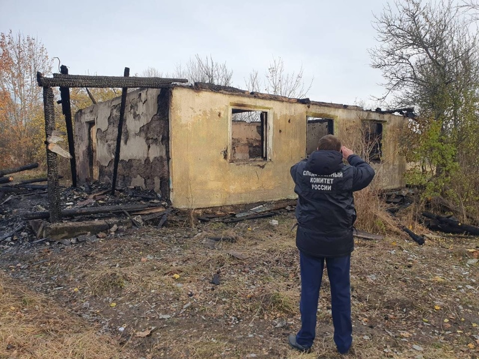 Следователи проводят проверку по факту гибели людей на пожаре в Псковском районе