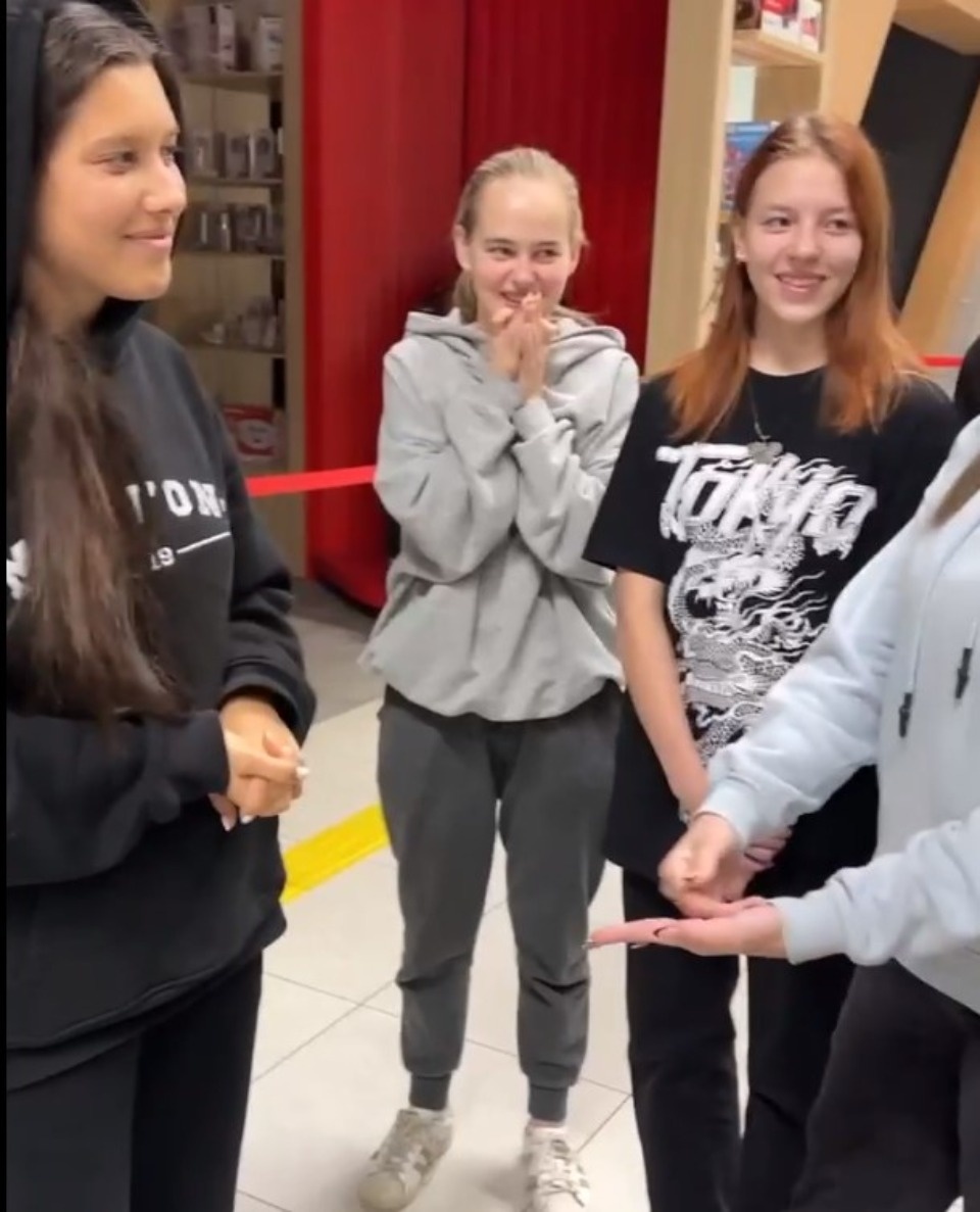 Будущие хореографы из Пскова встретились с певицей Анет Сай в аэропорту Москвы