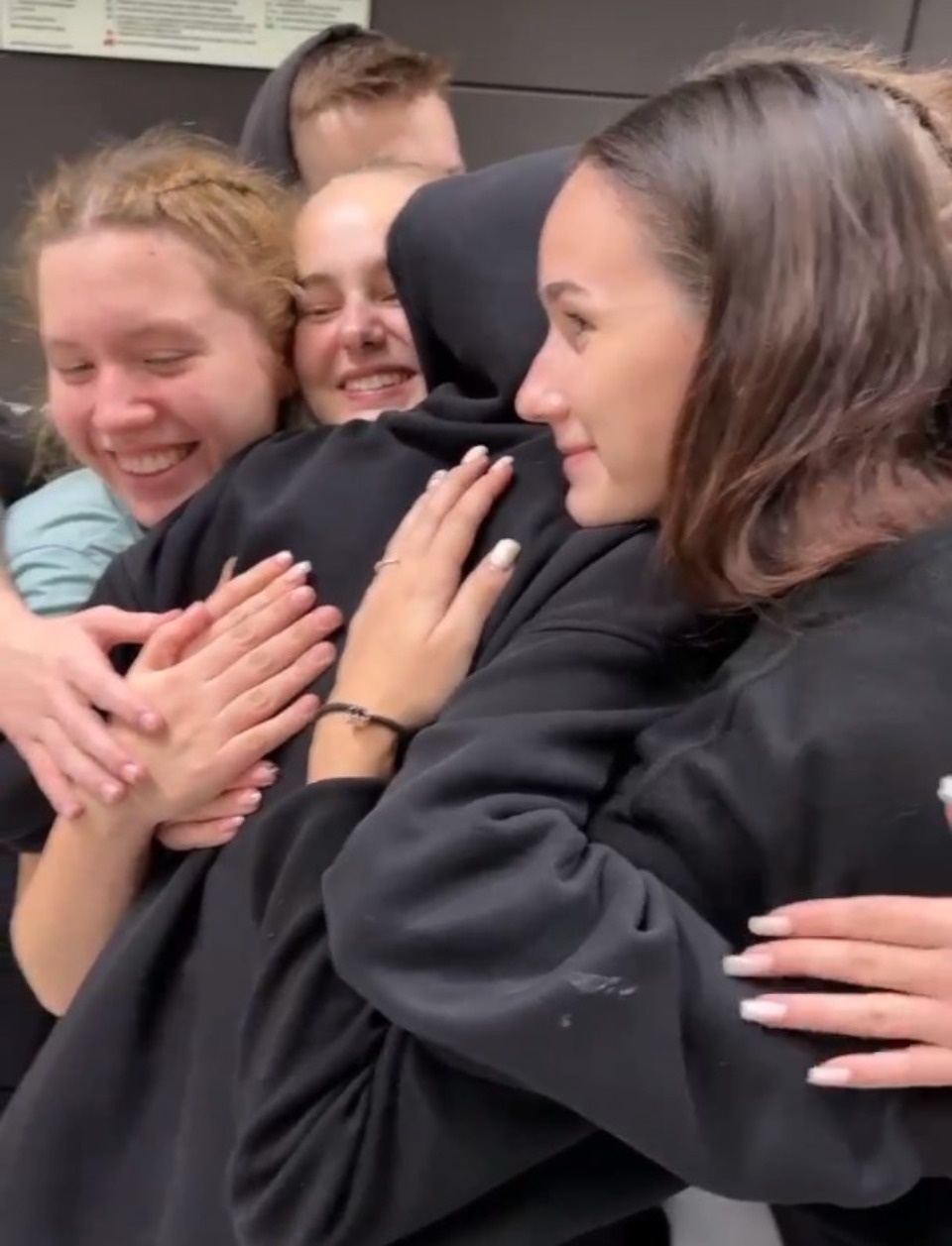 Будущие хореографы из Пскова встретились с певицей Анет Сай в аэропорту Москвы