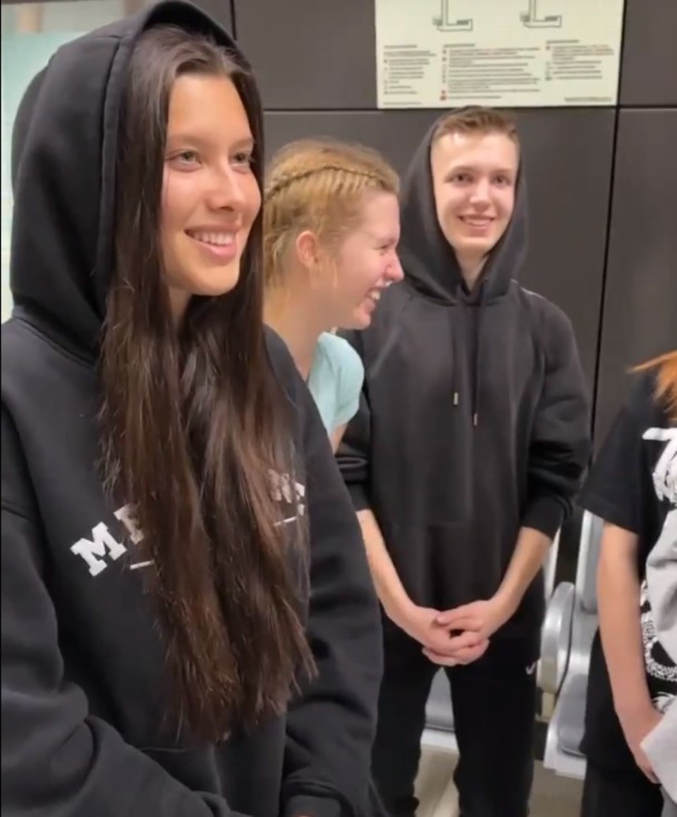 Будущие хореографы из Пскова встретились с певицей Анет Сай в аэропорту Москвы