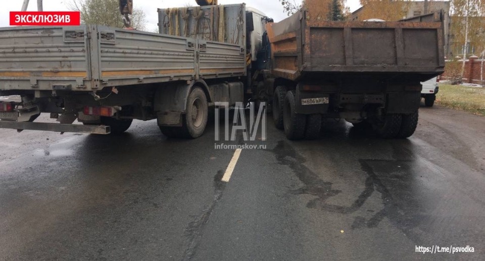 Два большегруза столкнулись в Пскове