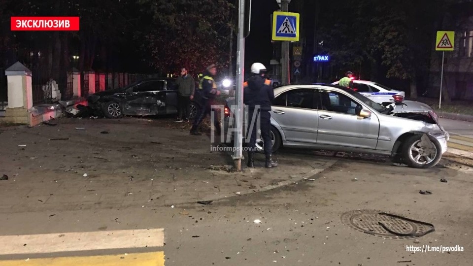 Женщине и трехлетнему ребенку потребовалась госпитализация после ночной аварии в Пскове Женщине и трехлетнему ребенку потребовалась госпитализация после ночной аварии в Пскове