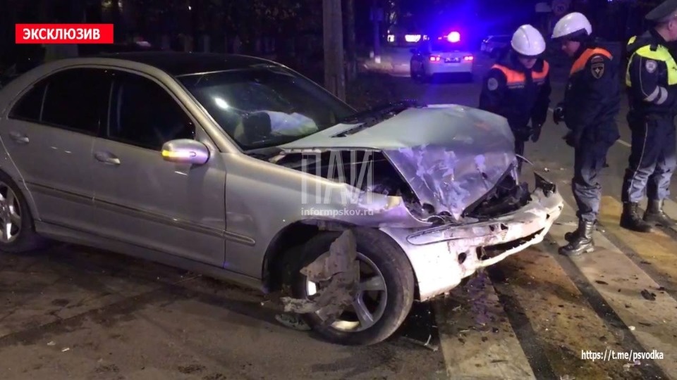 Женщине и трехлетнему ребенку потребовалась госпитализация после ночной аварии в Пскове Женщине и трехлетнему ребенку потребовалась госпитализация после ночной аварии в Пскове