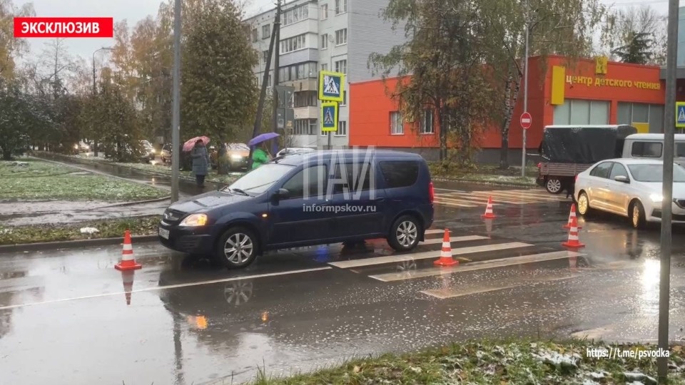 Девятилетнюю девочку сбили на пешеходном переходе в Пскове