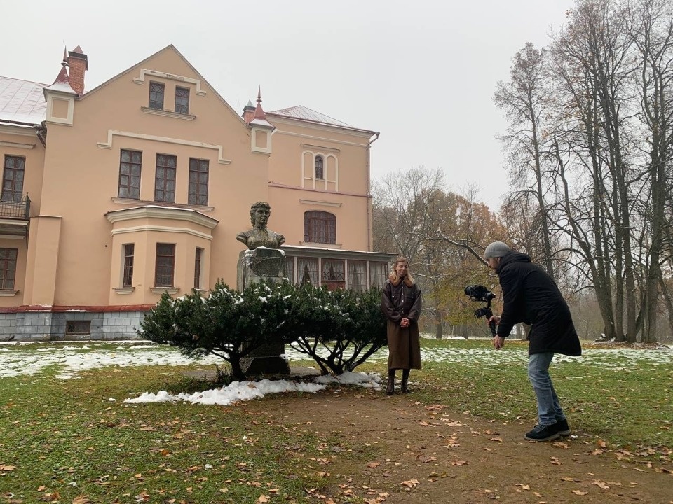 Съемки документального фильма прошли в музее-усадьбе Софьи Ковалевской в Великолукском районе