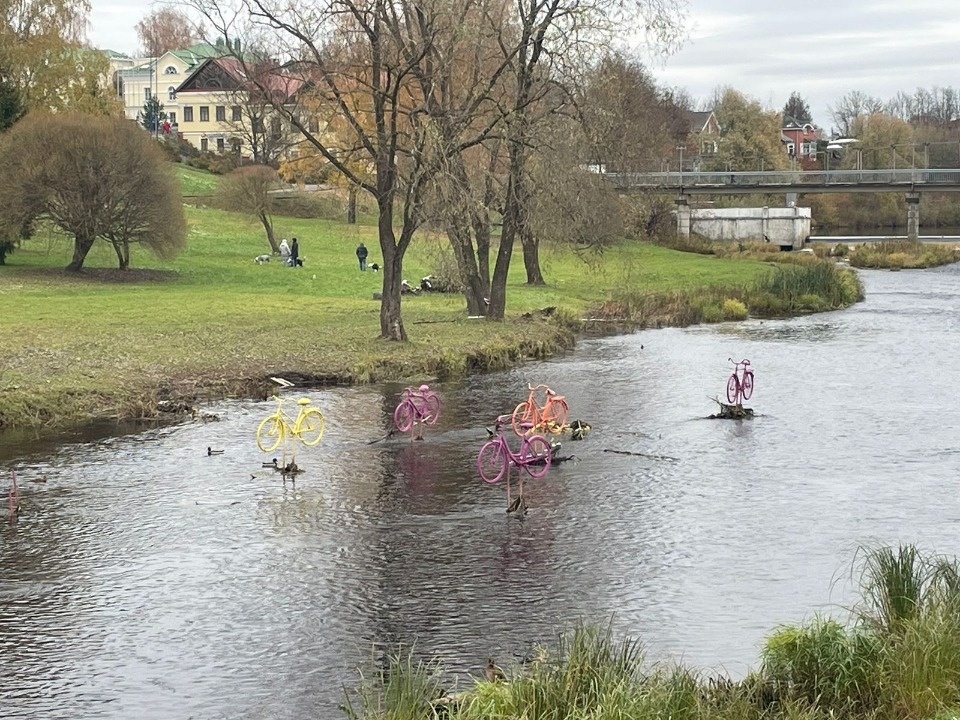 В Пскове на зиму демонтируют инсталляцию «Велосипеды» в Финском парке