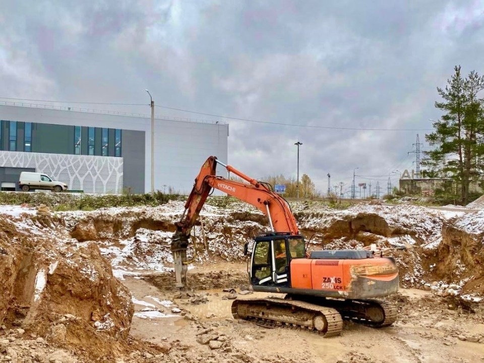 Напорную линию канализации монтируют в деревне Борисовичи Псковского района