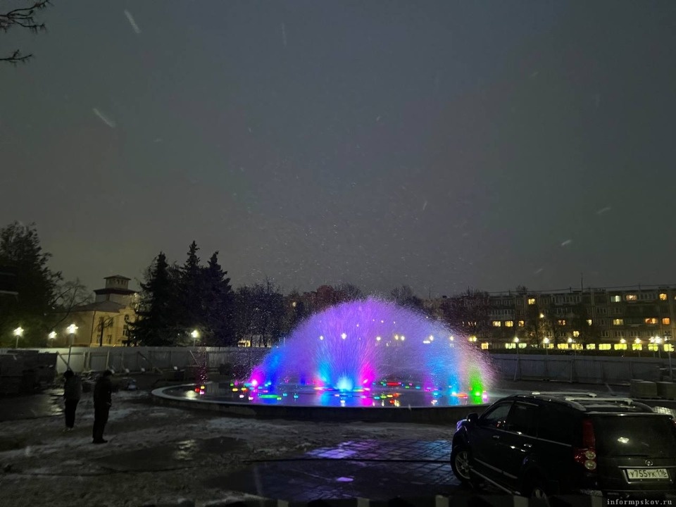 Всю зиму новый фонтан на Четырех углах в Пскове будет оставаться за забором