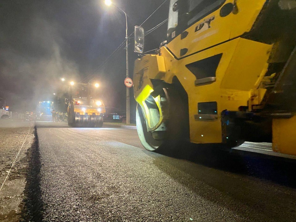 Асфальт на улице Алмазной в Пскове укладывают по ночам Асфальт на улице Алмазной в Пскове укладывают по ночам