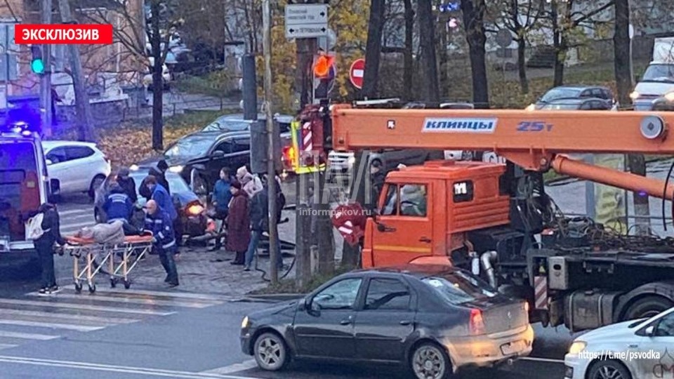 Иномарка сбила пешехода и дорожный знак в Пскове