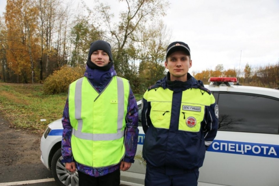 Дорожные инспекторы помогли найти не вернувшегося домой 8-летнего школьника в Псковской области