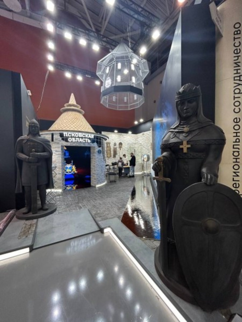 Скульптуры княгини Ольги и Александра Невского на стенде Псковской области в Москве сделали из инновационного материала Скульптуры княгини Ольги и Александра Невского на стенде Псковской области в Москве сделали из инновационного материала