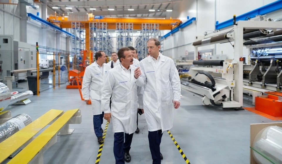 Денис Мантуров в рамках рабочей программы в Псковской области посетил псковский завод «Титан-Полимер»