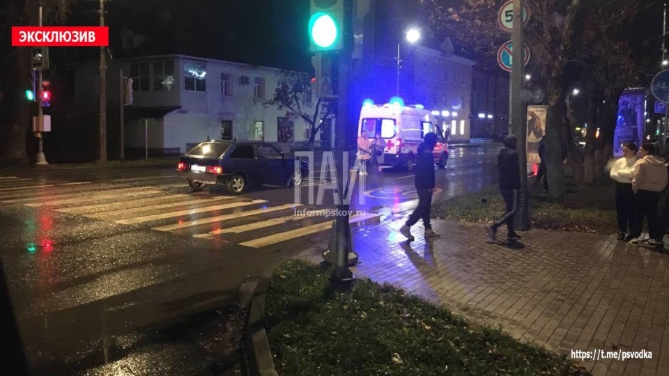 Пьяный пешеход попал под колеса автомобиля ВАЗ в Пскове