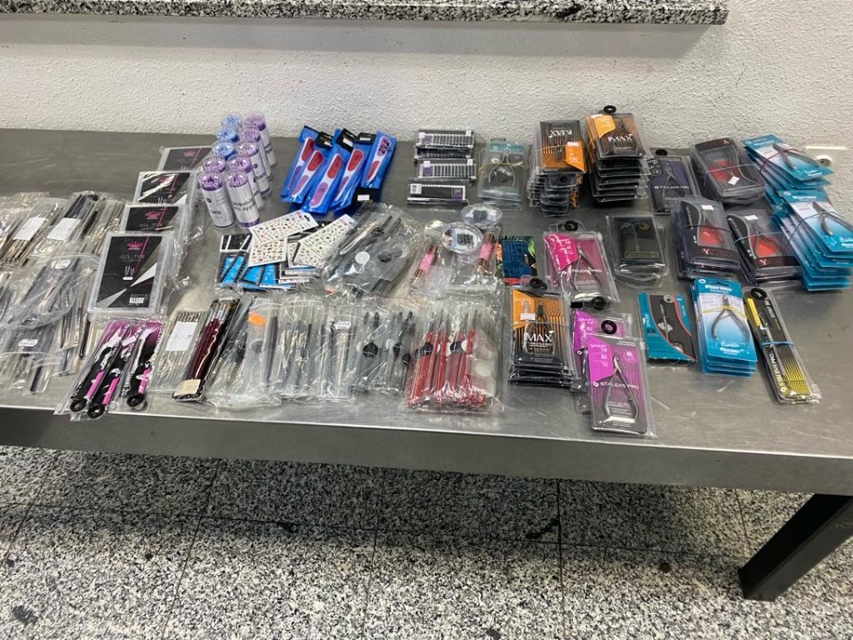 Псковские таможенники не дали иностранцу вывезти из России 49 килограммов аксессуаров для салонов красоты