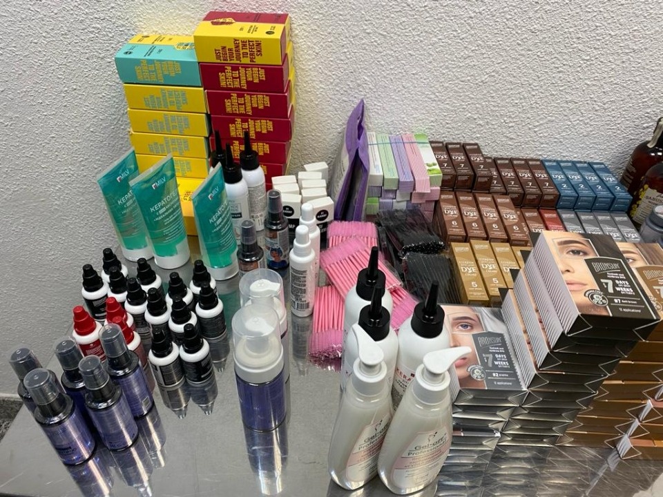 Псковские таможенники не дали иностранцу вывезти из России 49 килограммов аксессуаров для салонов красоты