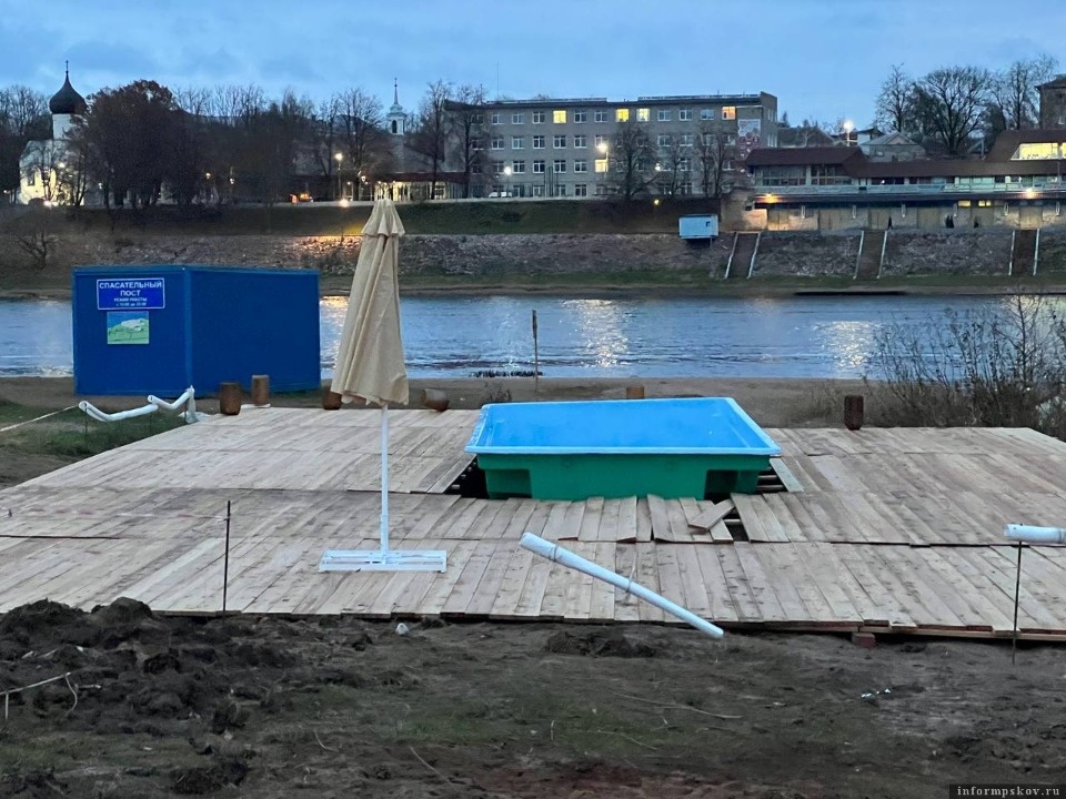 На городском пляже в Пскове проявятся два бассейна На городском пляже в Пскове проявятся два бассейна