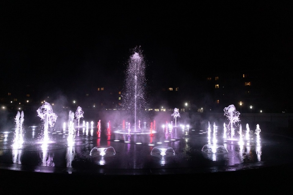 На пешеходном фонтане в Пскове впервые в России применили 2D-форсунки