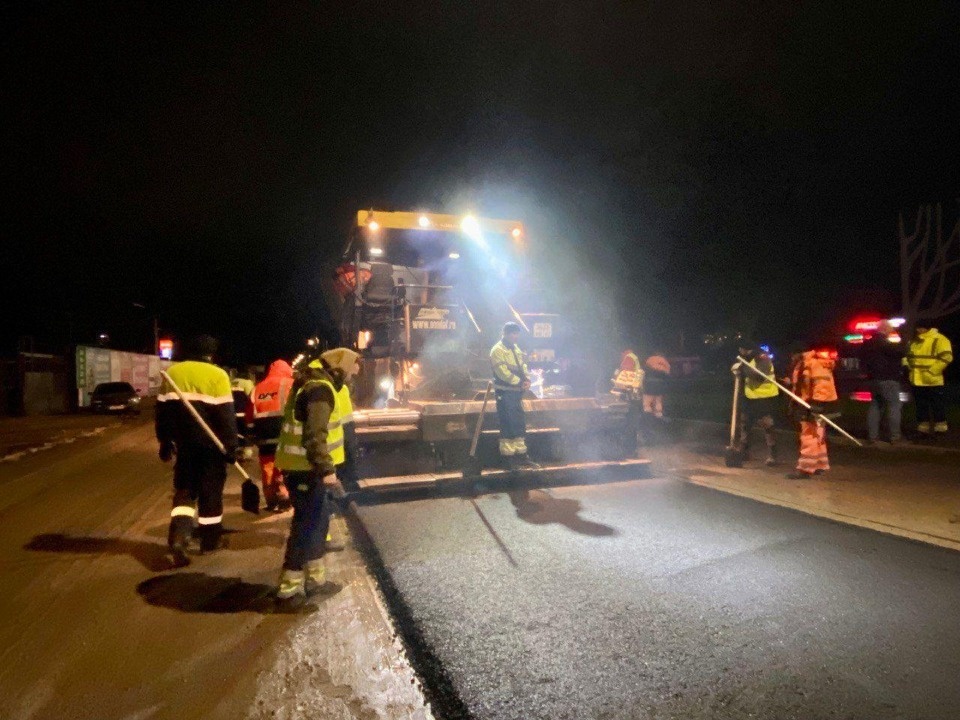 На улице Алмазной в Пскове две ночи будут укладывать асфальт 