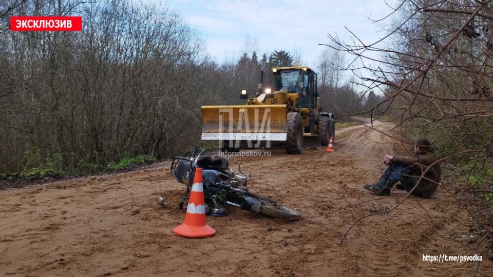 Мужчина зацепился за лопату грейдера и упал с мопеда в Невельском районе Мужчина зацепился за лопату грейдера и упал с мопеда в Невельском районе
