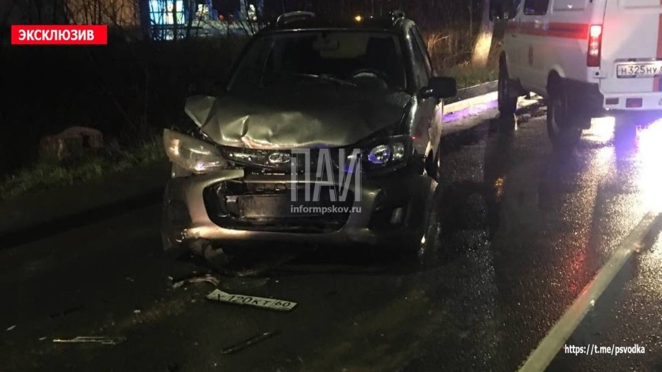Водителю потребовалась госпитализация после аварии в Пскове Водителю потребовалась госпитализация после аварии в Пскове