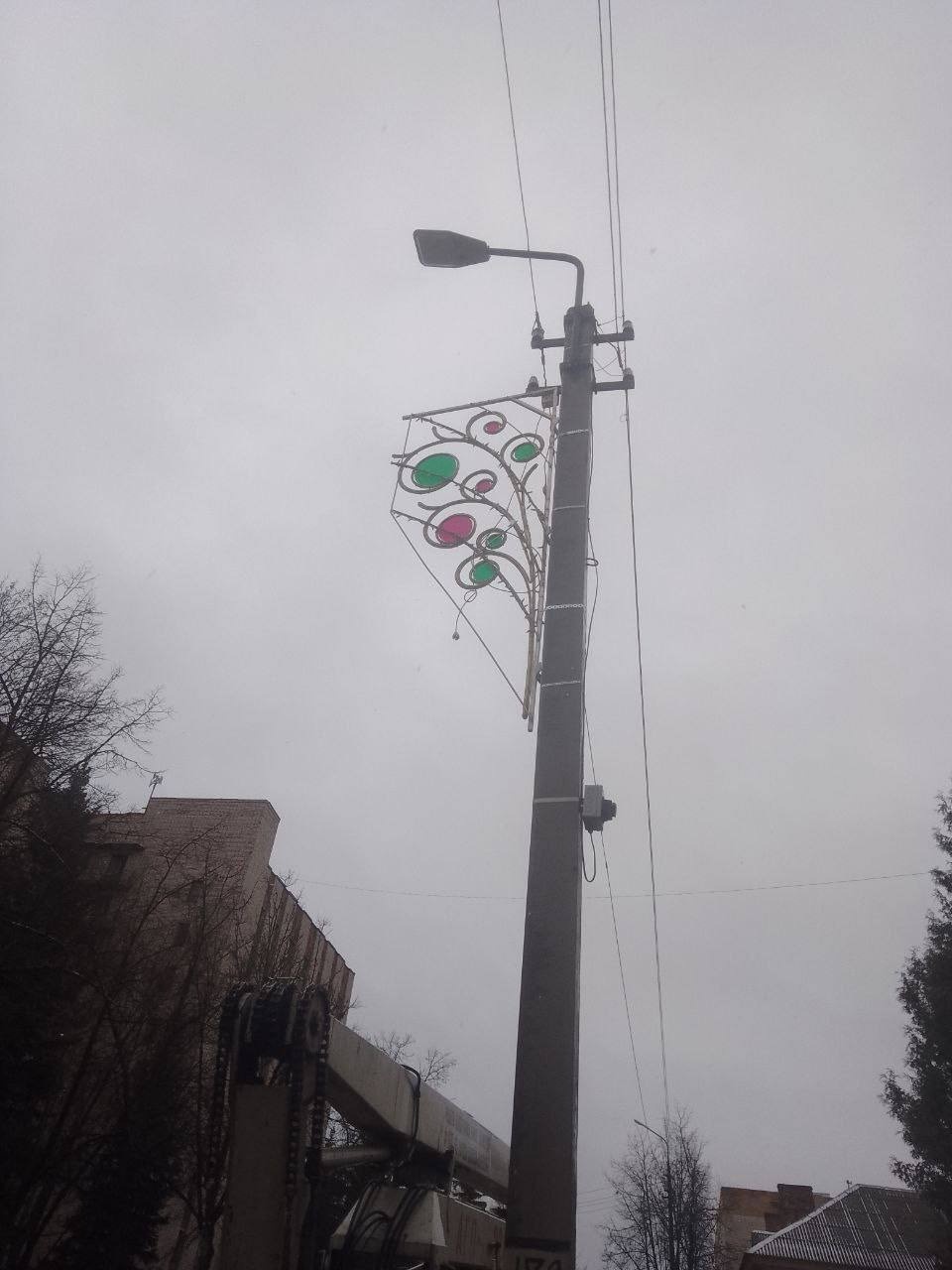 Новогодние украшения начали устанавливать в Великих Луках Новогодние украшения начали устанавливать в Великих Луках