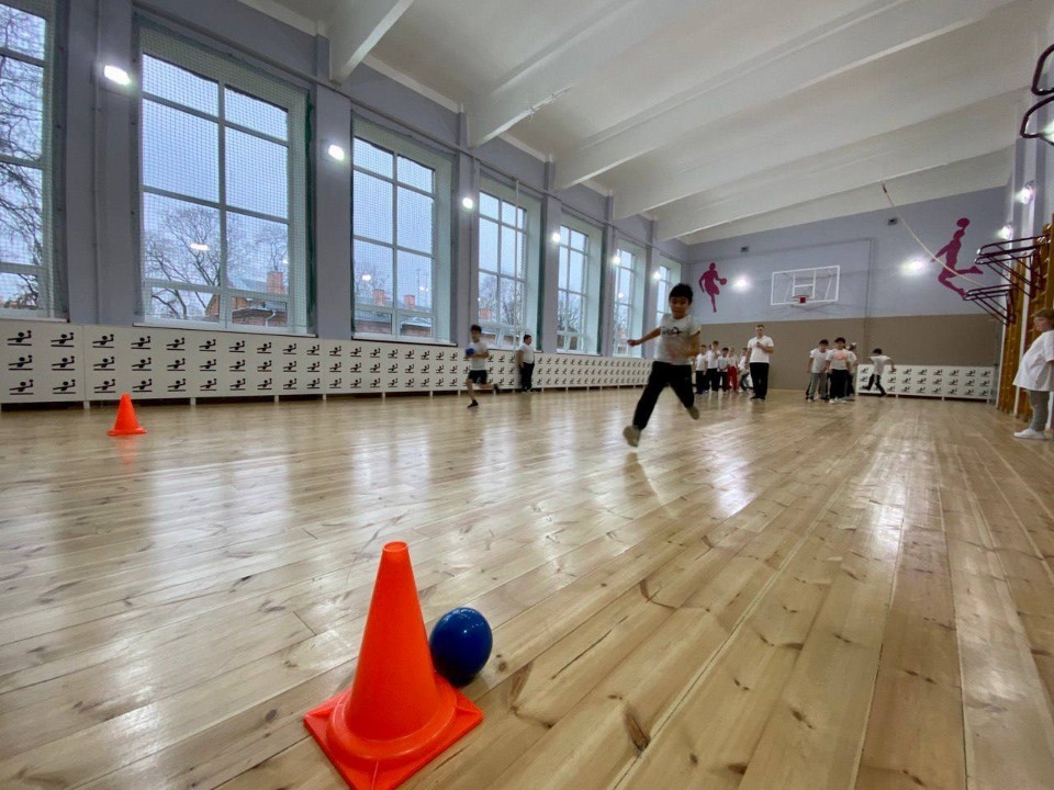 Фигуры спортсменов украсили отремонтированный спортзал в школе №5 в Пскове Фигуры спортсменов украсили отремонтированный спортзал в школе №5 в Пскове