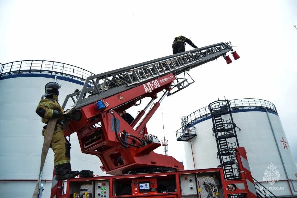 На топливной базе в Пскове прошли пожарно-тактические учения