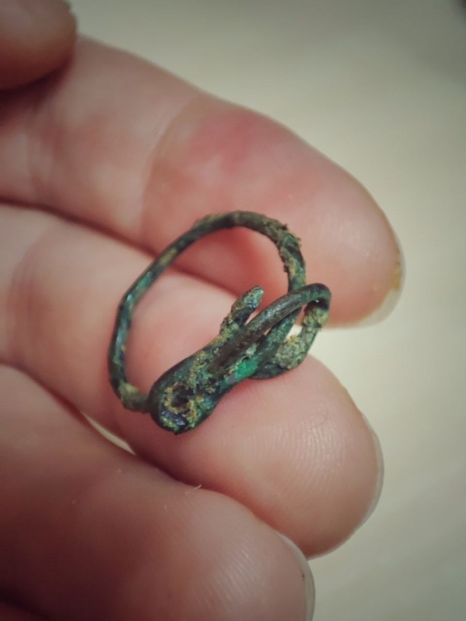 Псковские археологи показали найденное во время раскопок детское колечко из серебра