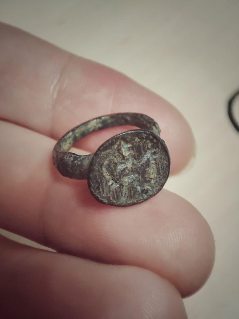 Псковские археологи показали найденное во время раскопок детское колечко из серебра