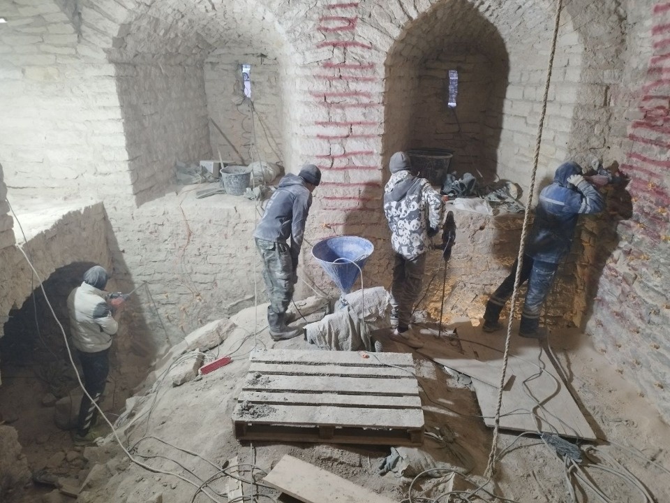 Работы по усилению стен и фундаментов башни Нижних решеток завершают в Печорах