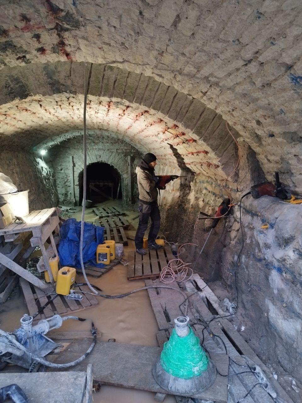 Работы по усилению стен и фундаментов башни Нижних решеток завершают в Печорах