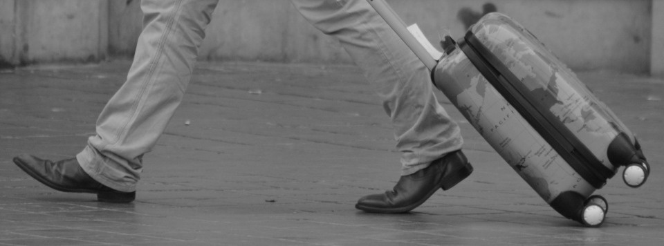 Бездомные украли оставленный без присмотра чемодан в Острове