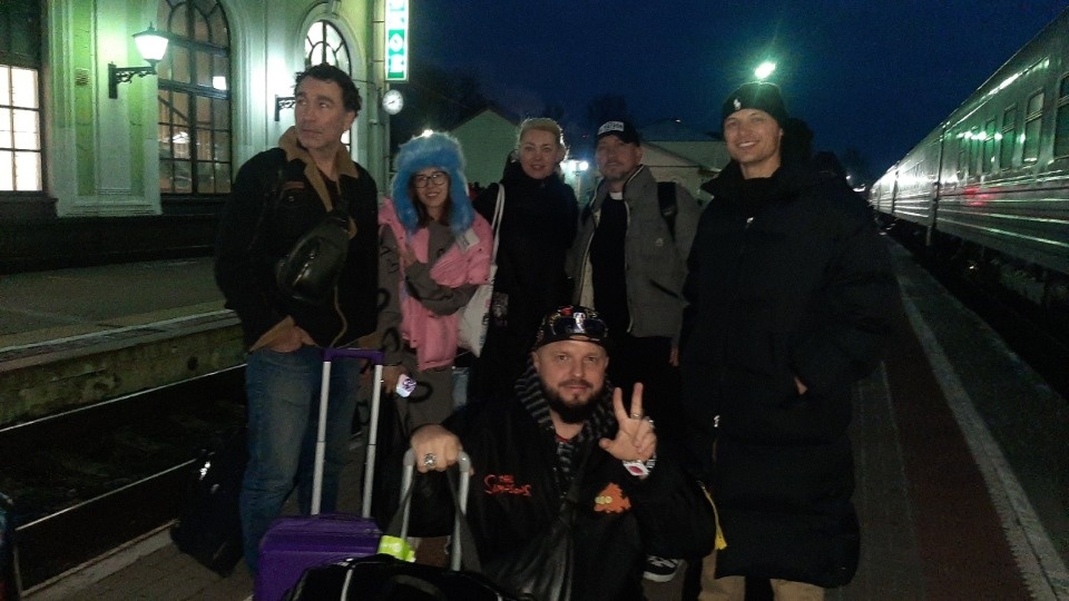 Звезды 90-х сделали совместное фото на перроне вокзала в Пскове