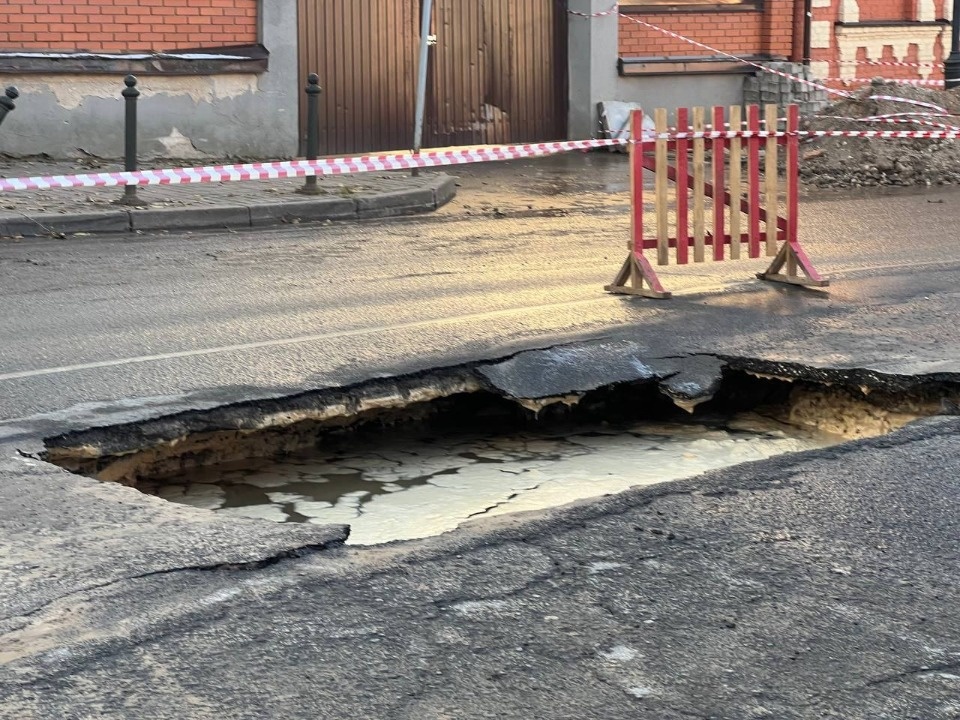 Под проезжей частью в центре Пскова прорвало водопровод Под проезжей частью в центре Пскова прорвало водопровод