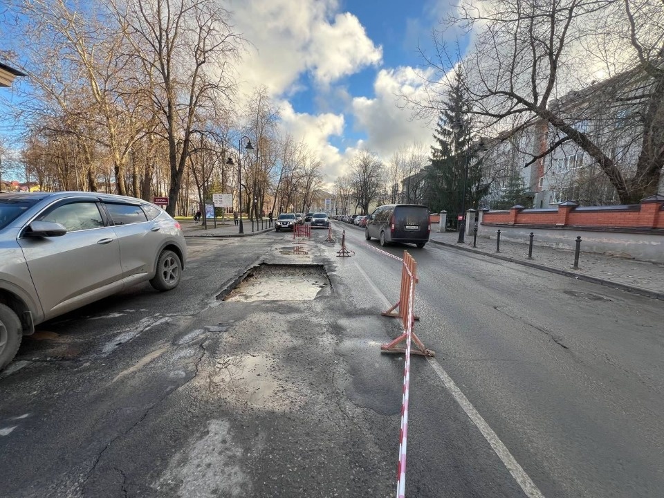 Названа причина прорыва водопровода на улице Ленина в Пскове Названа причина прорыва водопровода на улице Ленина в Пскове