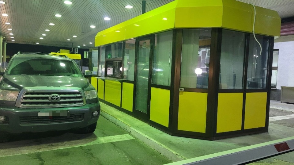 Перегонщики автомобилей пытались дать взятки псковским таможенникам