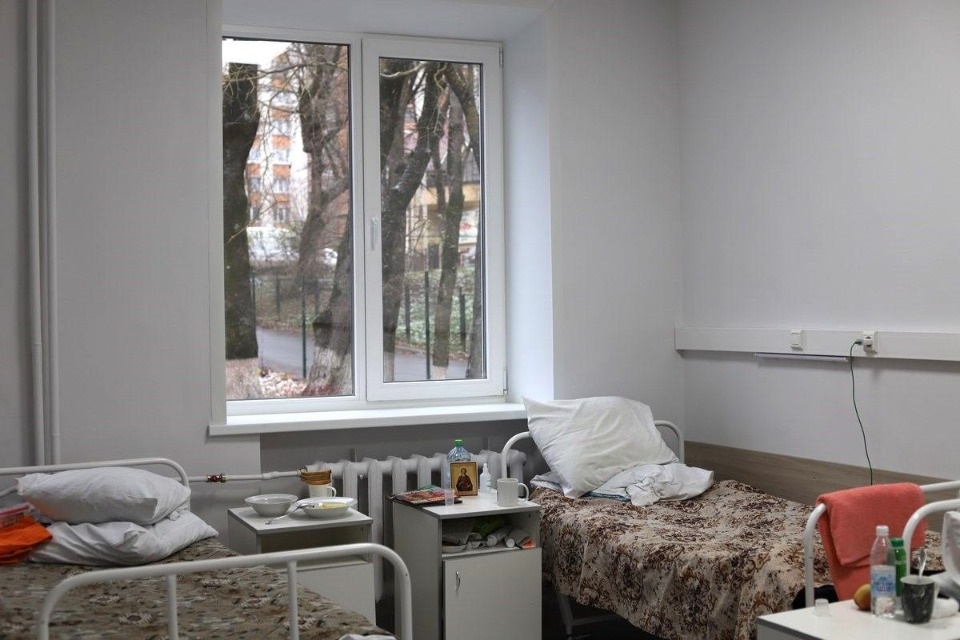 Ремонт палат в отделениях Псковской областной больницы проводят точечно