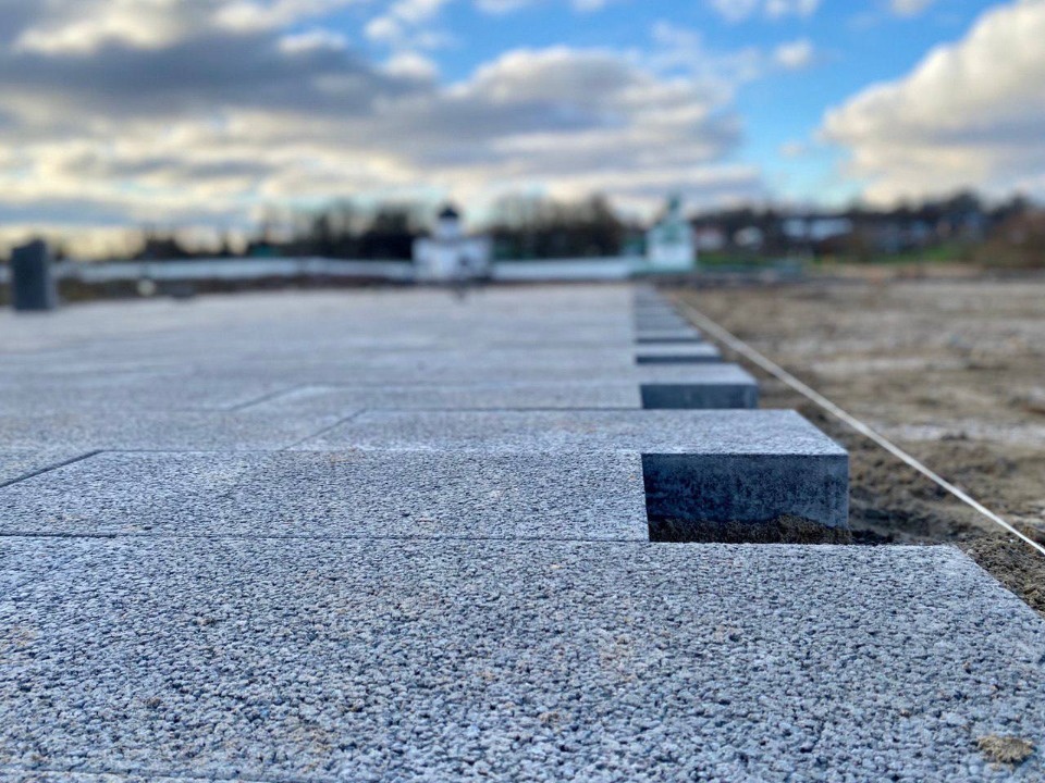 Гранитную плитку укладывают на смотровой площадке в Пскове